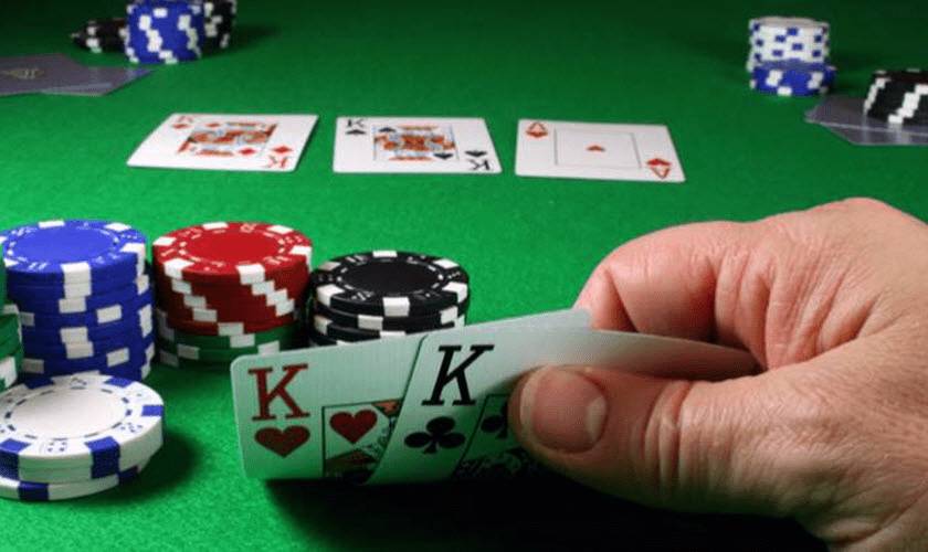 Lựa chọn chính xác tại mỗi vòng cược Poker Ae888
